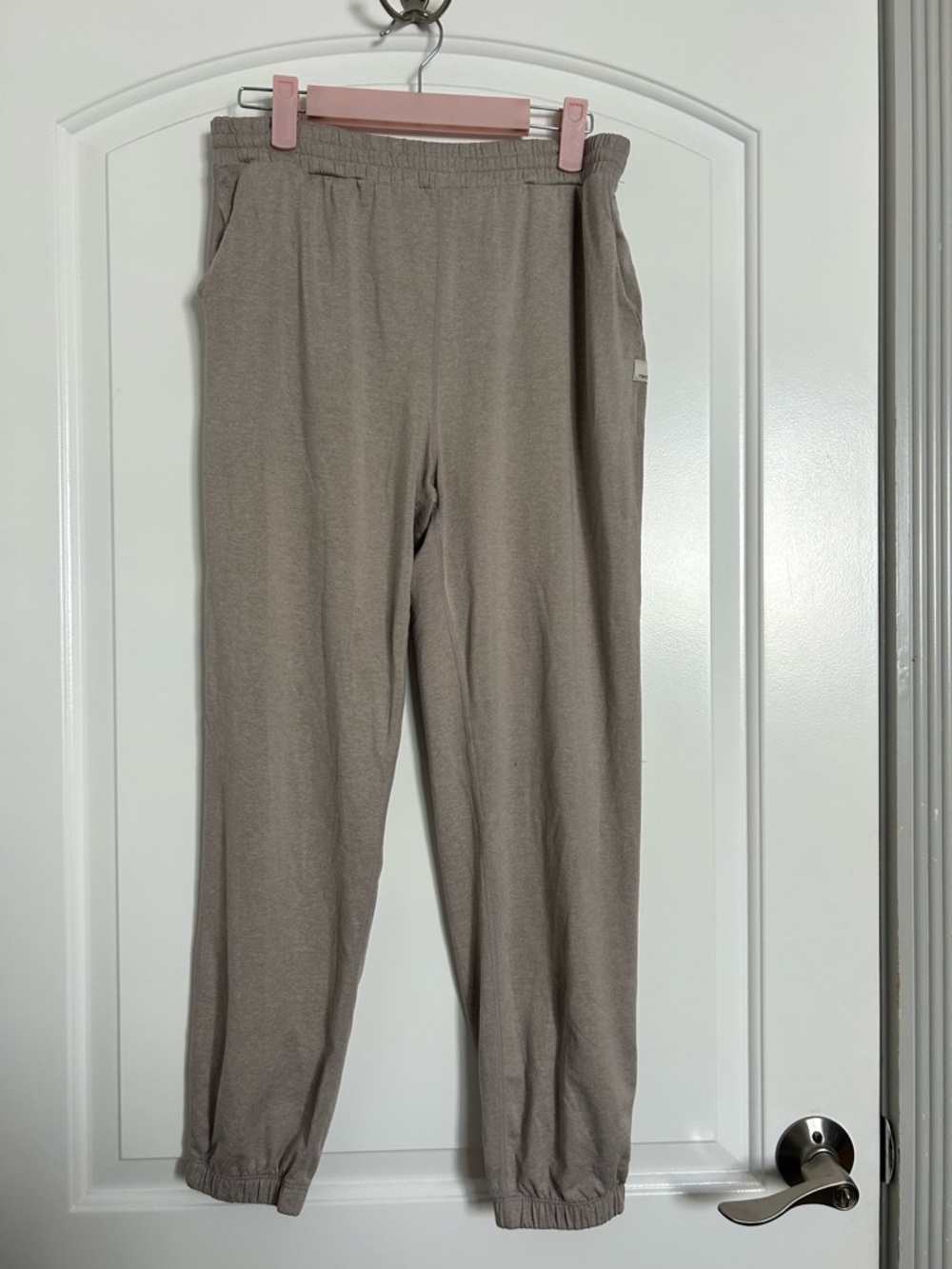 Vuori Women's Boyfriend Jogger Lounge Sweatpants Size S athleisure cozy gym Tan - Picture 2 of 9